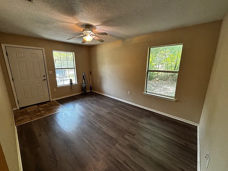 953 W Elm St — Photo 8