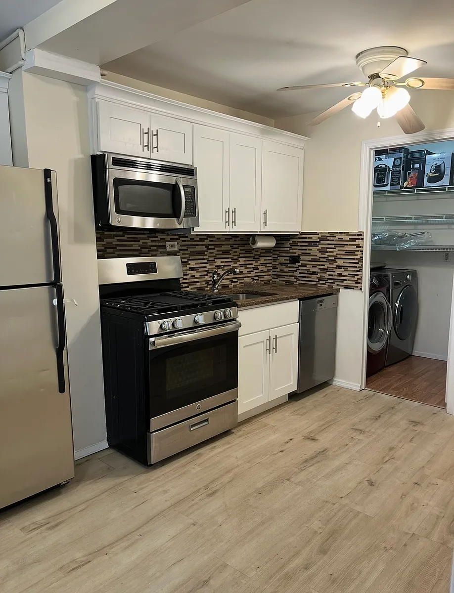 Building Photo - 1037 Avenue C #2