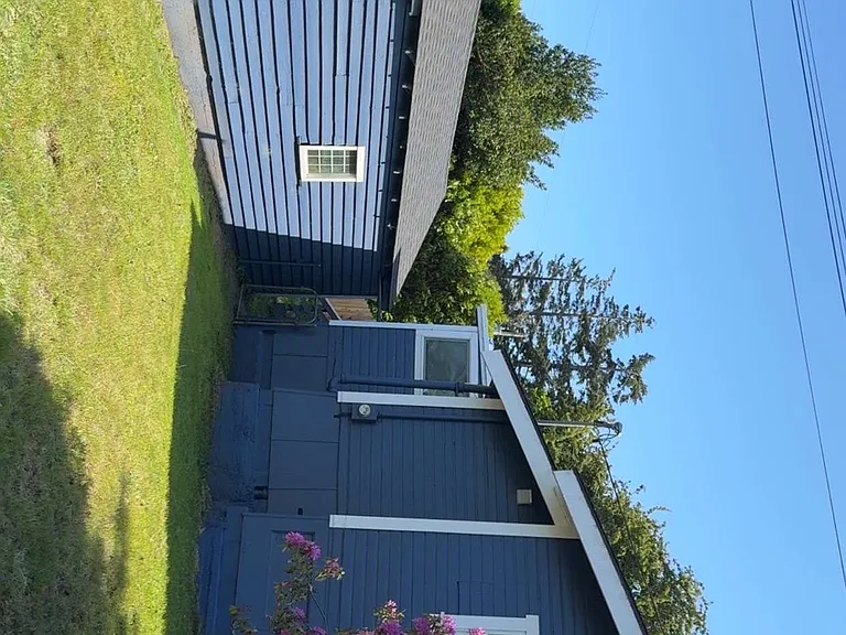 1911 Maple St — Photo 2