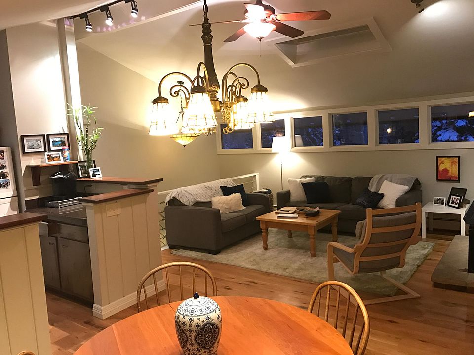 Vaulted ceilings, open floor plan, furnished