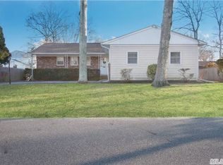 8 Janice Ln, Hampton Bays, NY 11946