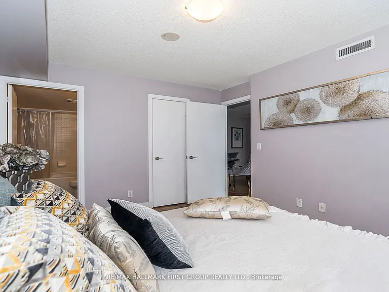 125 Village Green Sq #1409 — Photo 17