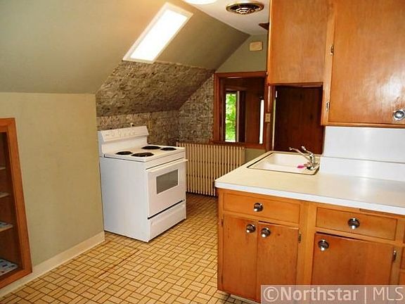2nd image of 919 6th St E
