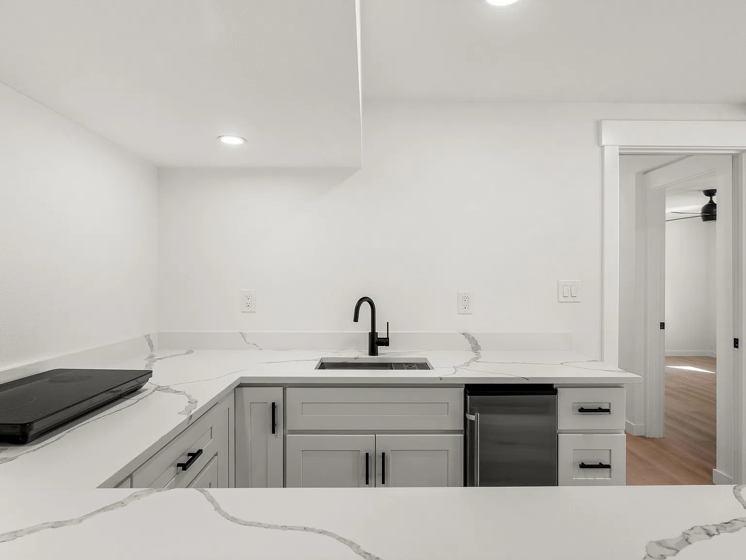 1 bed, 1300 sqft, $2,200 — Photo 2