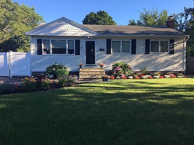 1st image of 4 Elaine Dr