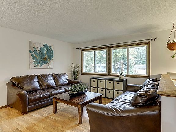 4th image of 2489 Brookview Dr E