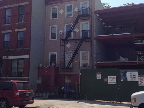 2nd image of 124 Hart St