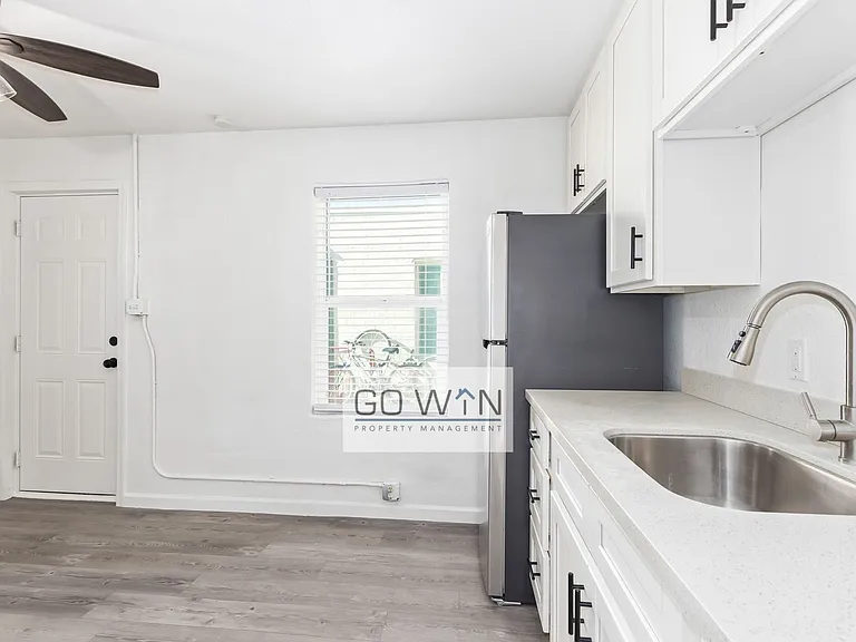 2412 E Monroe St — Photo 7
