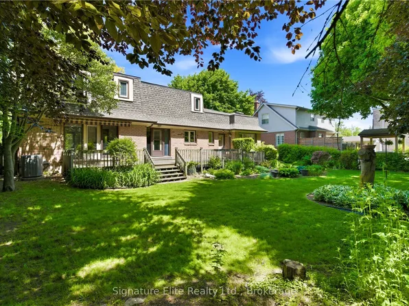 302 Parkside Dr, Hamilton, ON L8B 0Y6