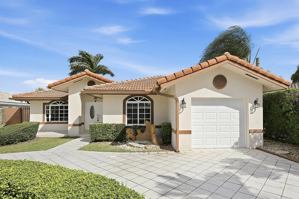 3 bed, 2.0 bath, 1913 sqft, $3,410 — Photo 1