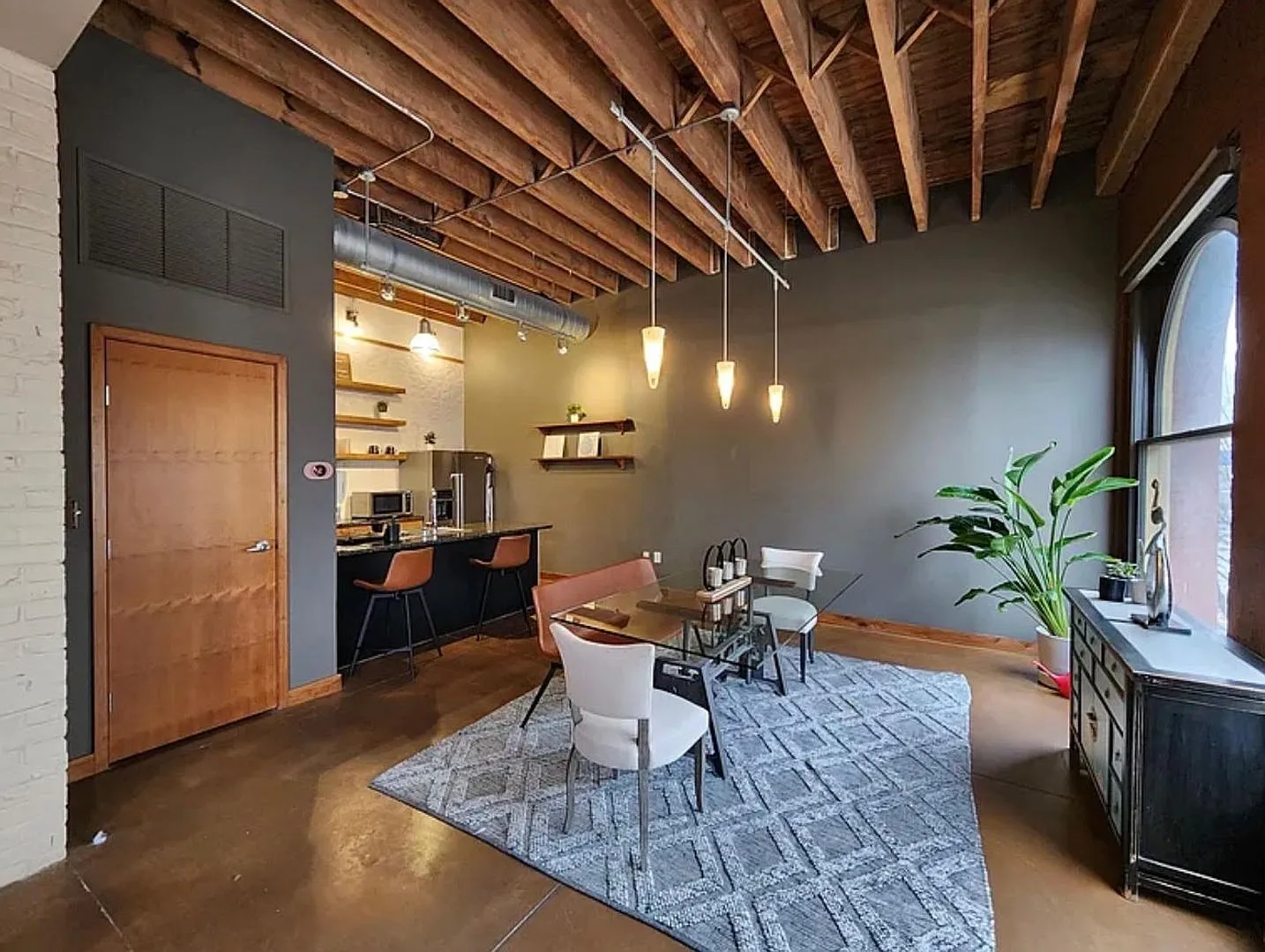 2 BR/2BA | Newly Renovated Condo| 1-Private Garage | Central downtown! — Photo 4