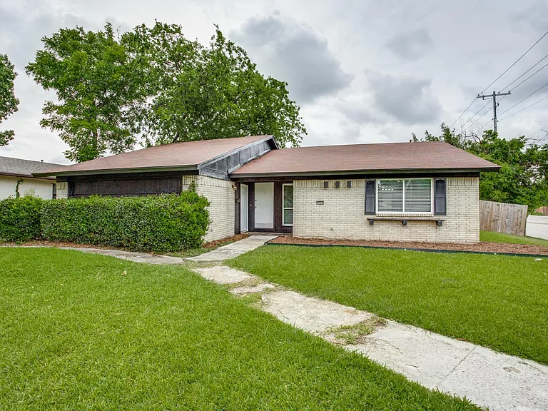 810 Ravencroft Dr — Photo 3