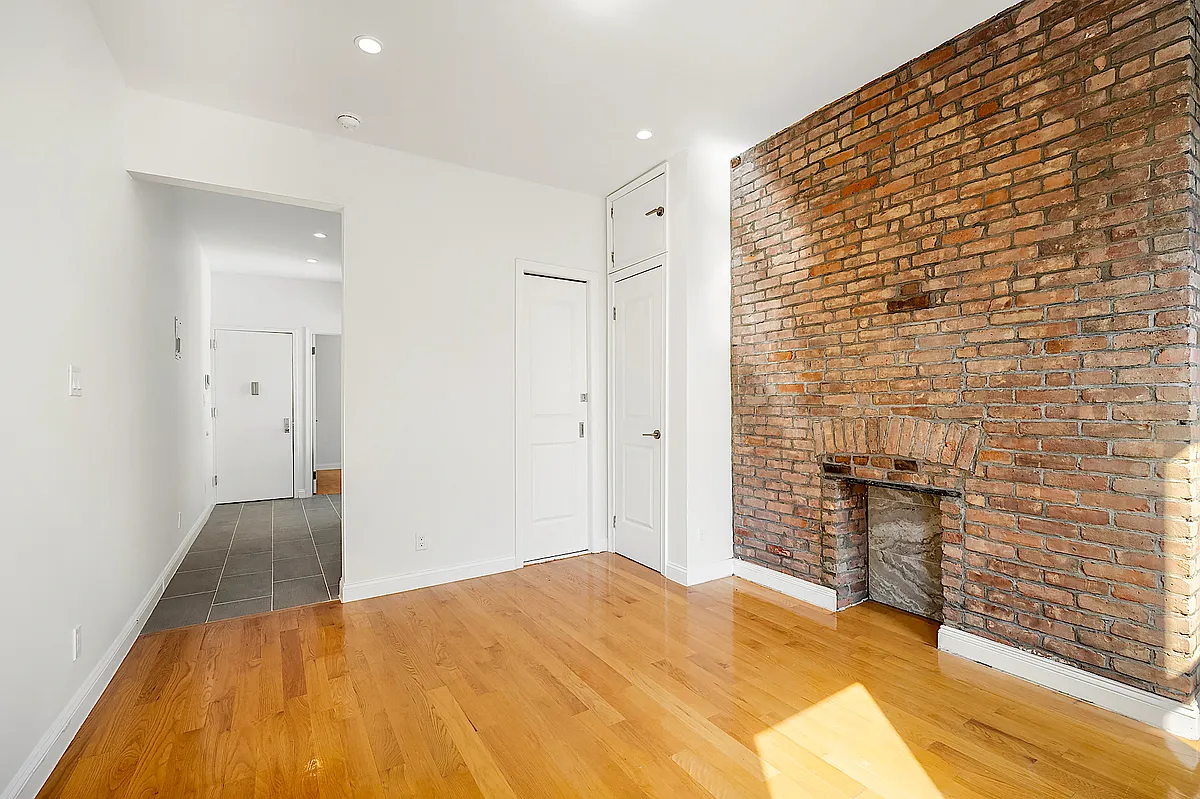 Building Photo - 30 Cornelia St #17