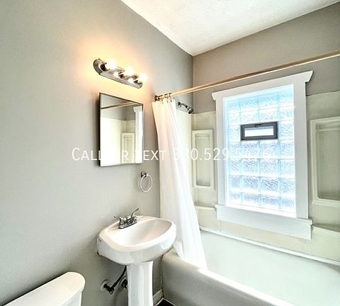 4th image of 1419 Roycroft Ave APT 3