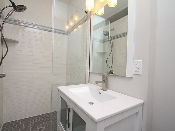 3rd image of 1136 E Oxford St