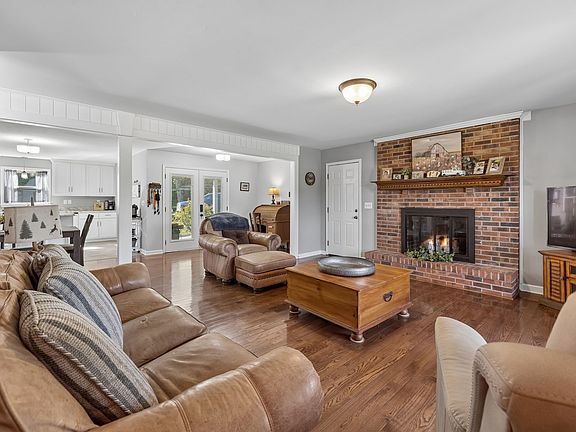4th image of 110 Moss Glen Rd