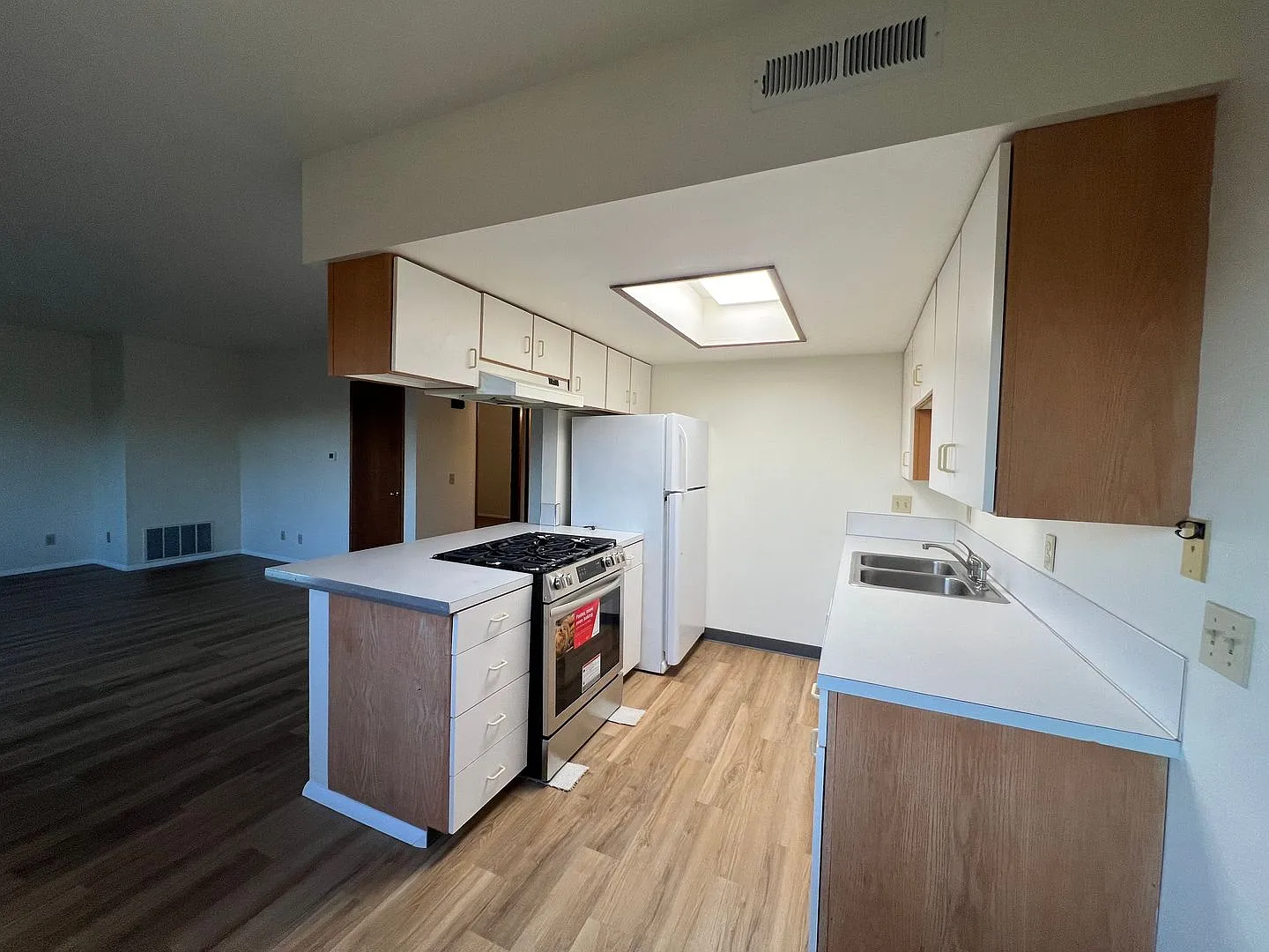 Ground Floor 2 Bedroom Unit Updated Close To Btc — Photo 4