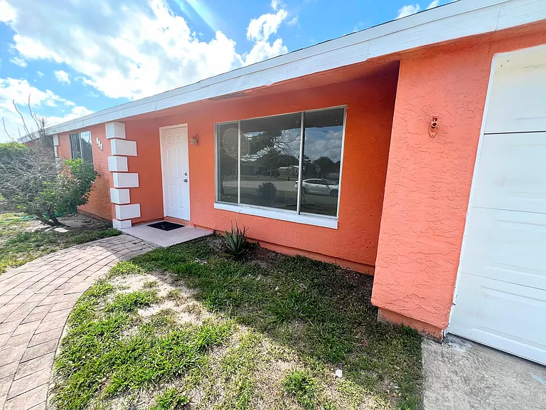 311 SW Homeland Rd — Photo 4