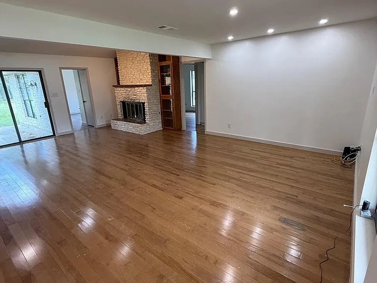 1009 Swallow Dr — Photo 3