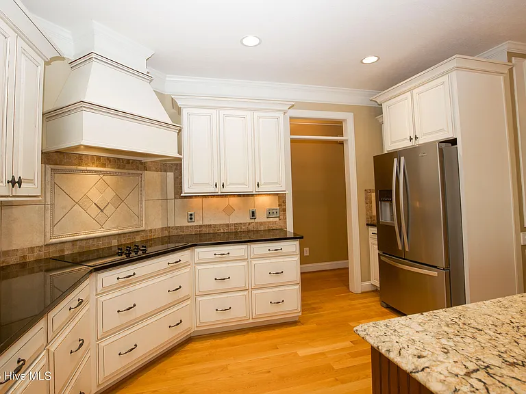 16 Montrose Ct — Photo 28