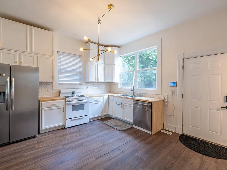 2205 Pleasant St — Photo 6