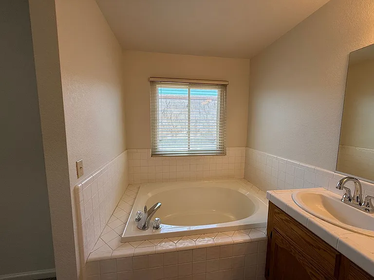 2136 Southgate Dr — Photo 29