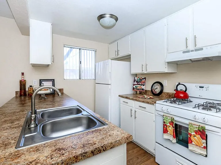 Sunset View Apartments — Photo 35