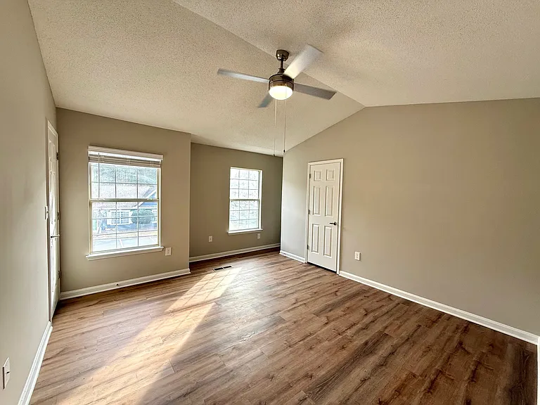 Alexander Crossing Apartments & Townhomes — Photo 14