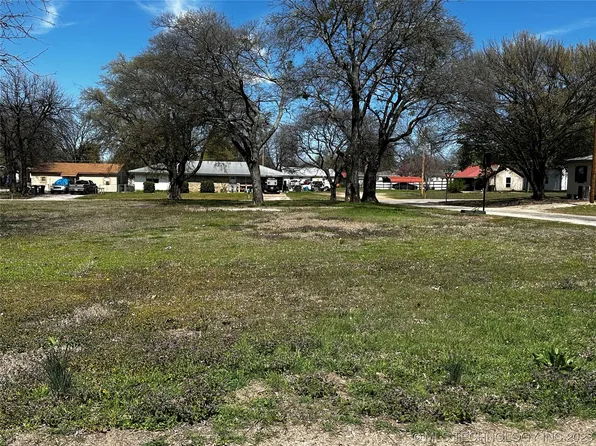 207 N 7th Ave, Marietta, OK 73448