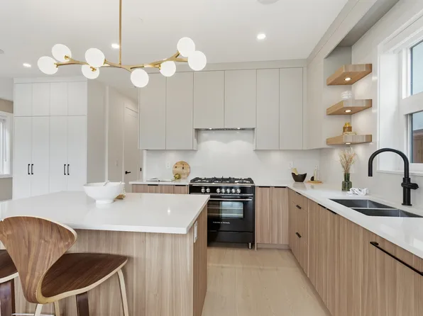 2258 Napier St #2, Vancouver, BC V5L 2P2