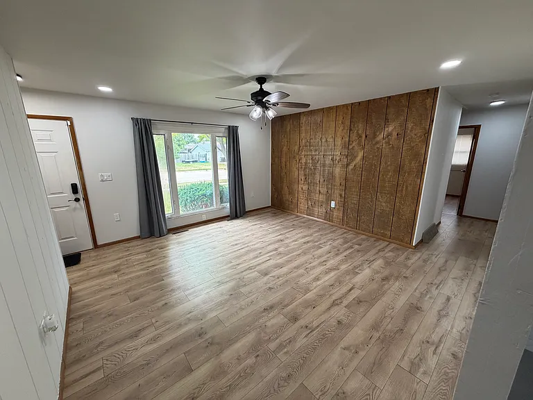 1818 Grandview Dr — Photo 3