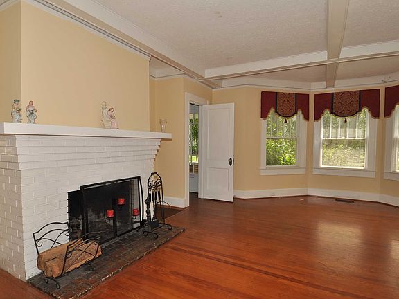 3rd image of 165 7th Ave NE