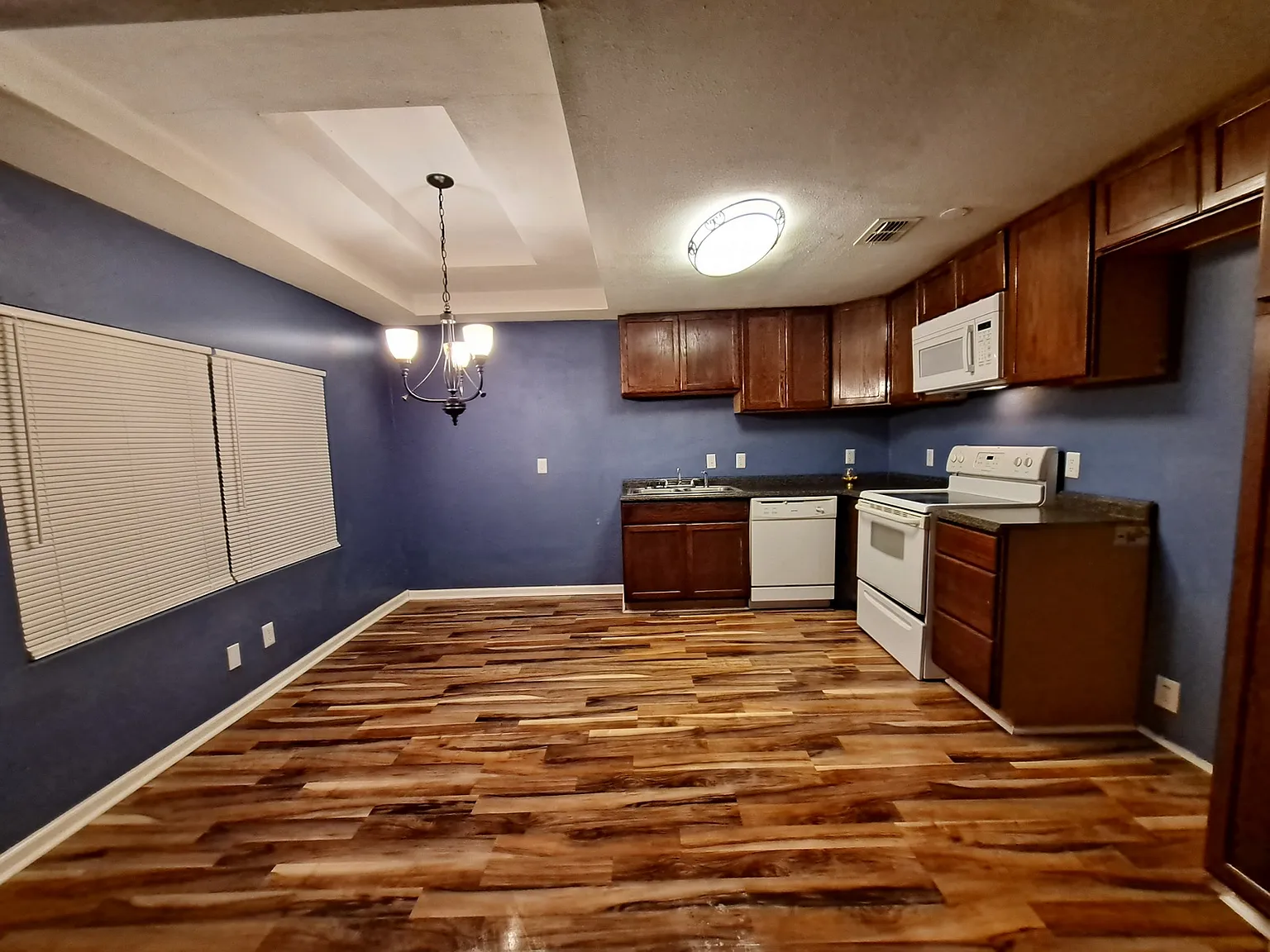 2 bed, 2.0 bath, 934 sqft, $1,150 — Photo 2