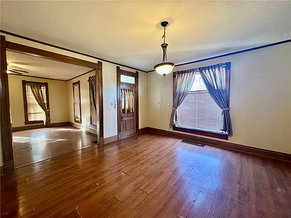 3rd image of 601 E 4th St