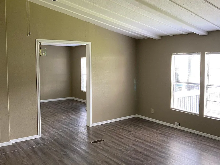 4752 Dunkeld Ave — Photo 3