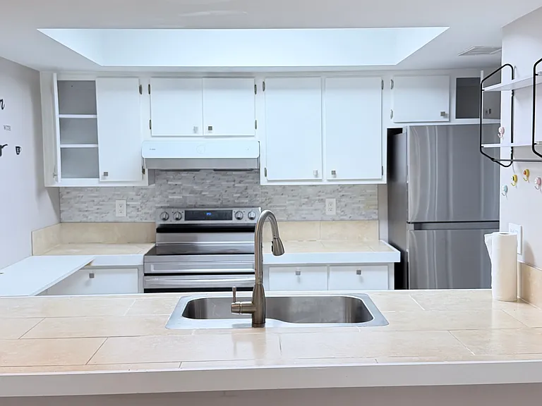 148 Cypress Way E #8 — Photo 2