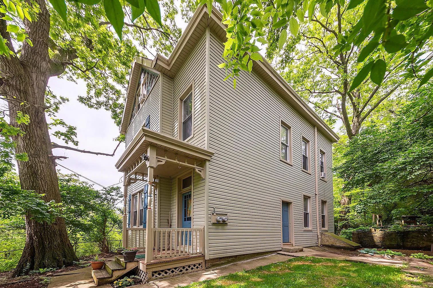 6 bed, 2400 sqft, $3,300 — Photo 3