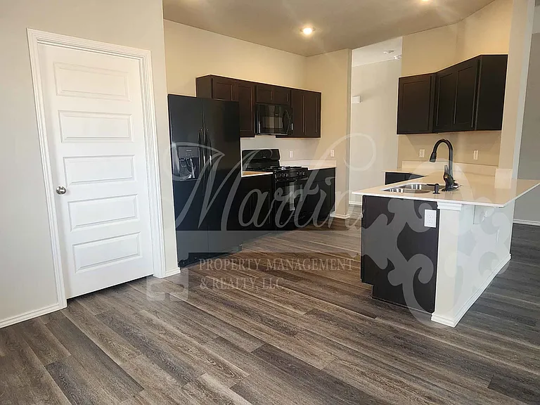 1400 Claire Ct — Photo 2