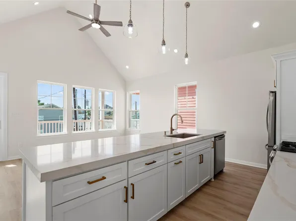 1111 62nd St, Galveston, TX 77551