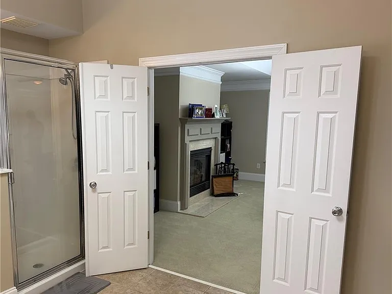 906 Wescott Ln — Photo 13