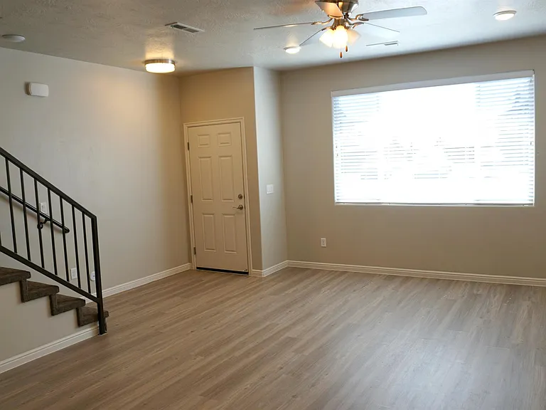 3720 Gates Cir — Photo 2