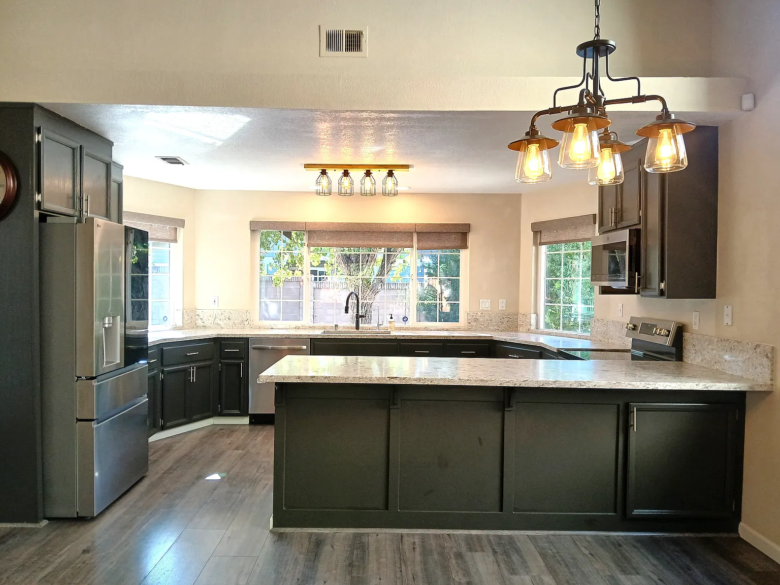 3 bed, 1421 sqft, $4,350 — Photo 3