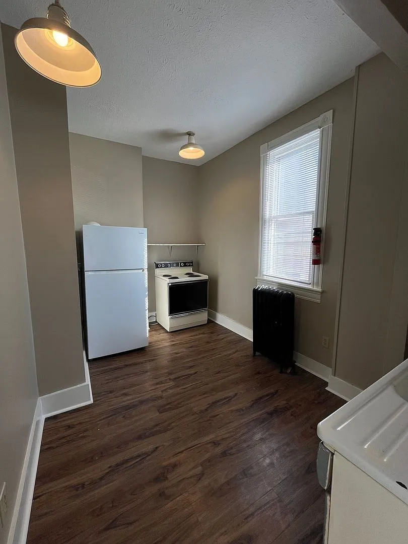 1362 College Street — Photo 4