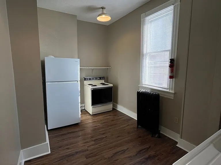 1362 College St — Photo 4