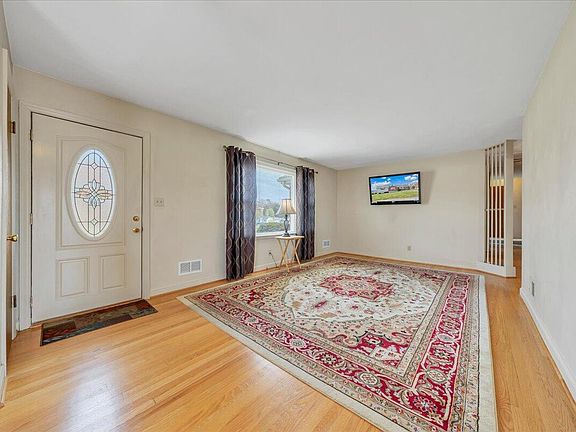 4th image of 19 Hillmount Dr