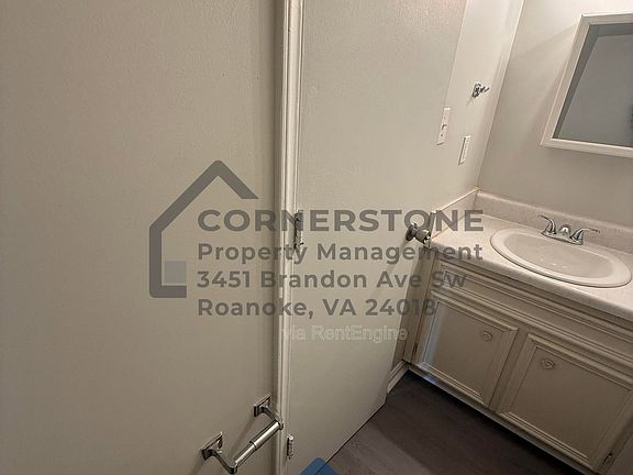 4th image of 106 Lee Ave NE APT 10