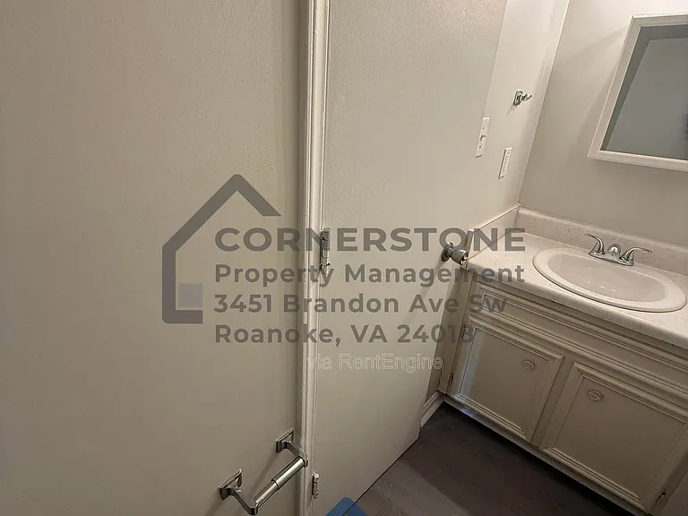 106 Lee Ave NE #10 — Photo 4
