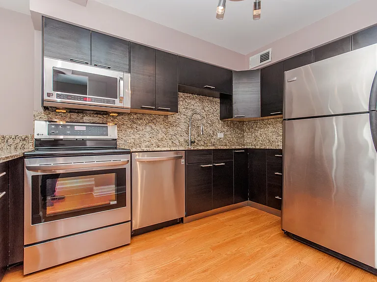 30 E Elm St #14A — Photo 5