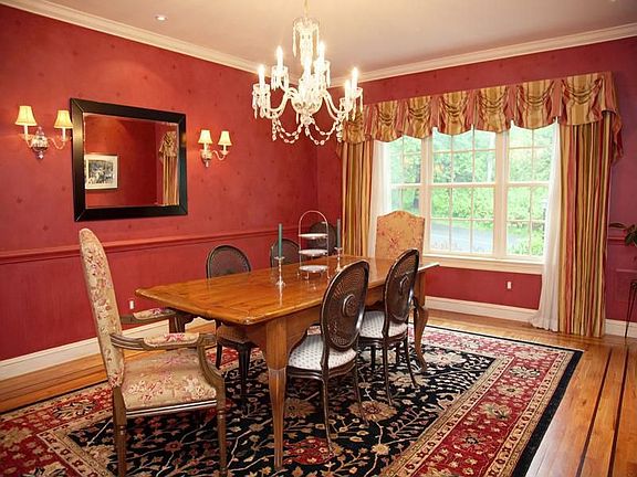 Sunnyridge colonial on private road