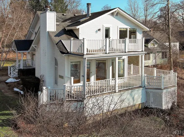 6N334 Riverside Dr, St Charles, IL 60174